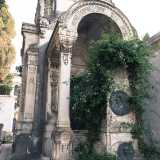 L�elegante cappella riccamente decorata in stile liberty della famiglia De Nicol�, realizzata da Giuseppe Favia nel 1902